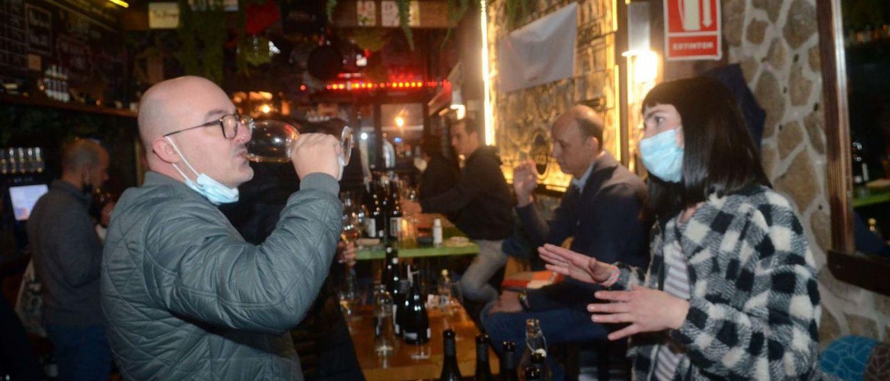 Uno de los clientes en la valoración de una de las cosechas disfrutadas en Castes. |