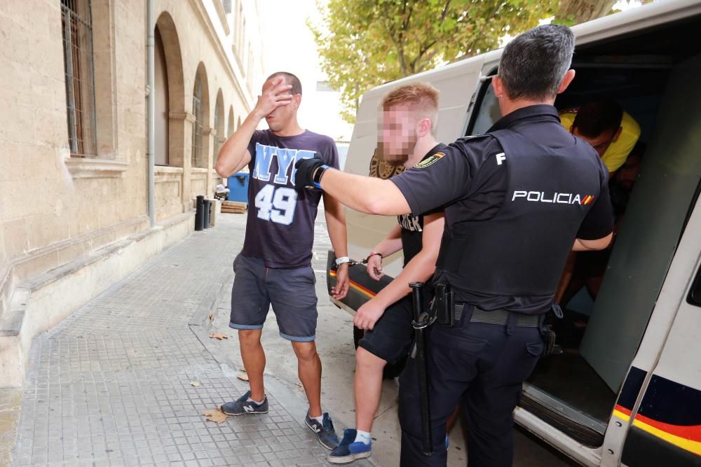 Arrestados seis turistas por atacar a dos policías al confundirlos con ladrones