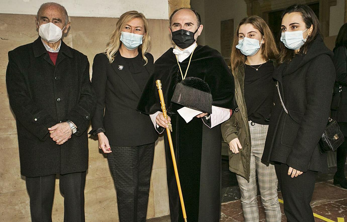 El rector Villaverde, flanqueado por su padre, Antonio Villaverde; su mujer, Marta Canteli, y sus hijas, Nuria y Paula Villaverde. | Irma Collín