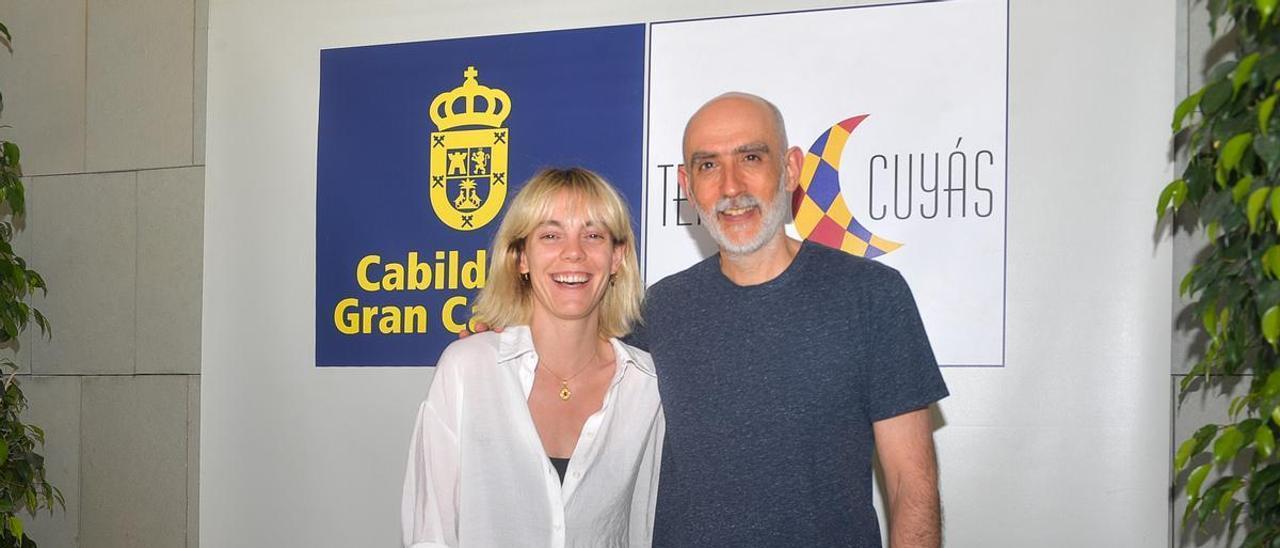 Vicky Luengo y Alfredo Sanzol, ayer, en el teatro Cuyás, poco antes de la presentación de la obra.