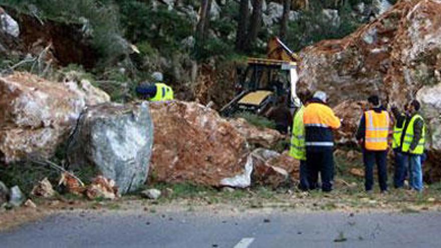 Éste fue el impresionante desprendimiento de rocas que afectó a la carretera Ma-10 entre Andratx y Estellencs en el año 2010.