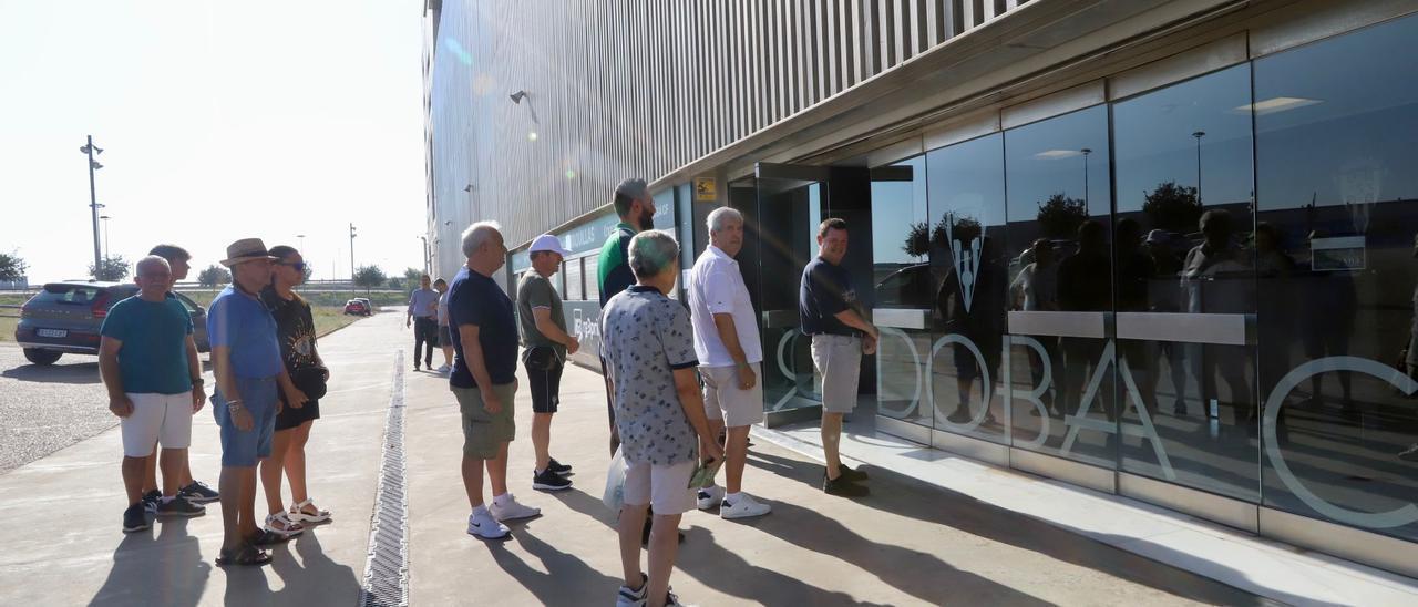 Abonados del Córdoba CF hacen cola en El Arcángel.