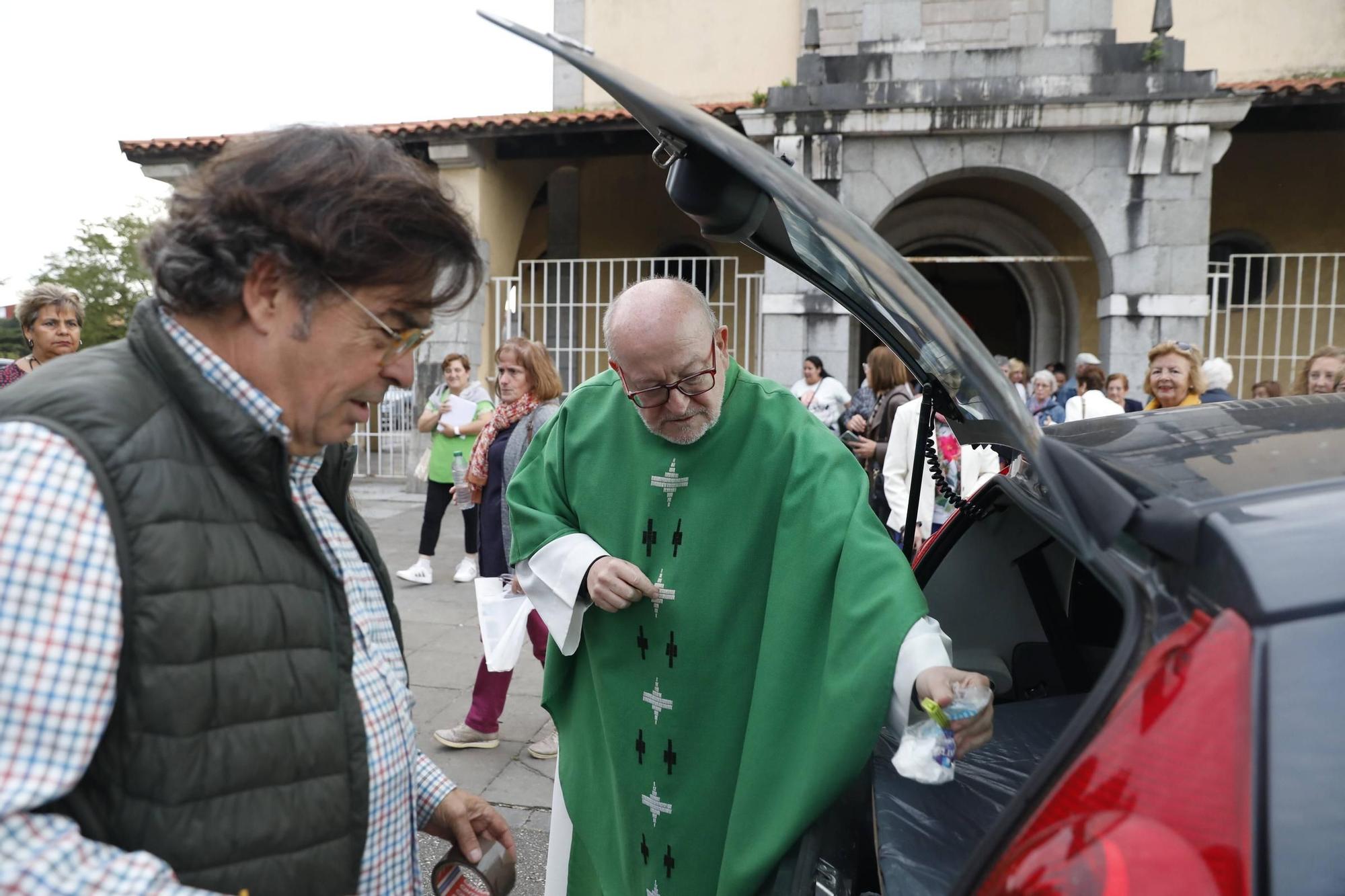 EN IMÁGENES: Así fue el exorcismo del nuevo párroco de Llaranes, Miguel Alderete