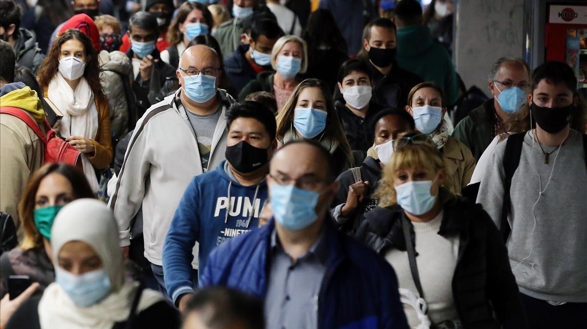 Aglomeración de pasajeros en la estación de metro en La Sagrera.