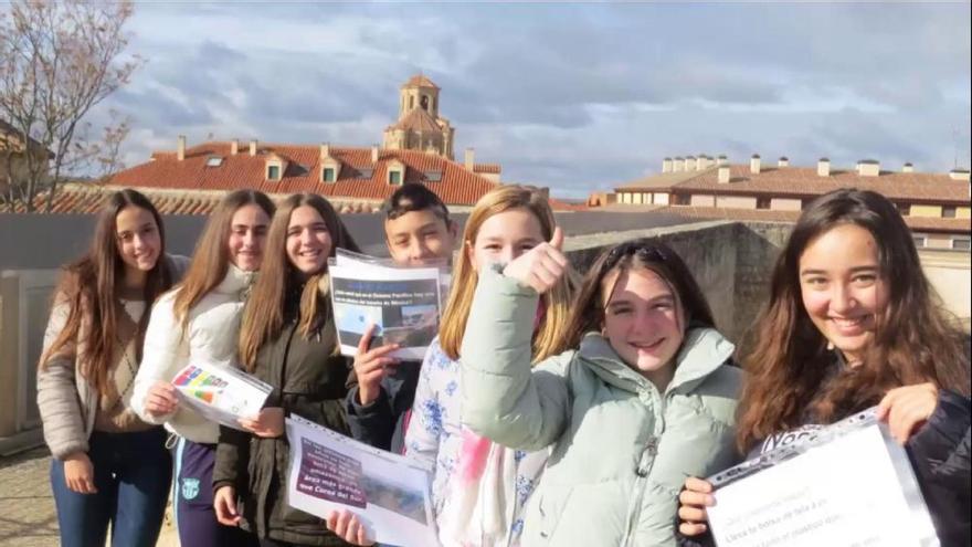 Los profesores del Amor de Dios de Toro dan ánimos a sus alumnos en las últimas semanas de curso.