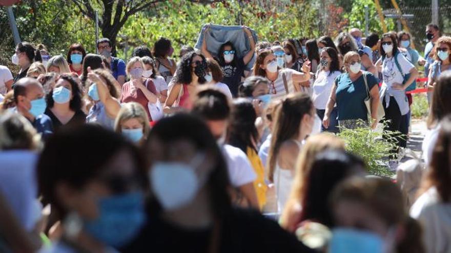 Se aplazan las pruebas de covid a profesores en Madrid por colas el caos y las colas kilométricas