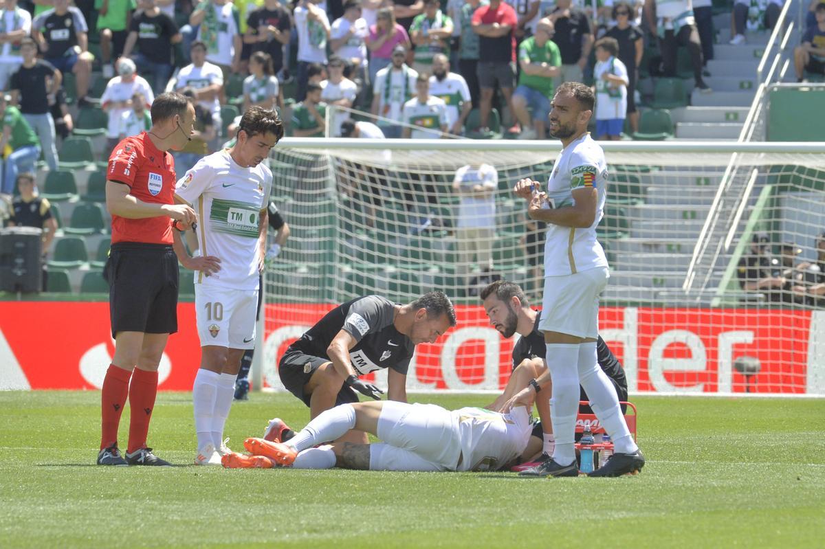Pedro Bigas, dolorido en el suelo, tras caer lesionado en el partido frente al Valencia