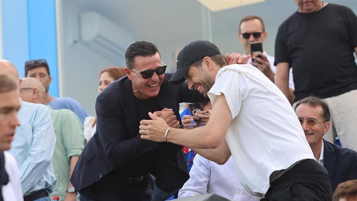 Gerard Piqué, saludando a Amadeo Salvo
