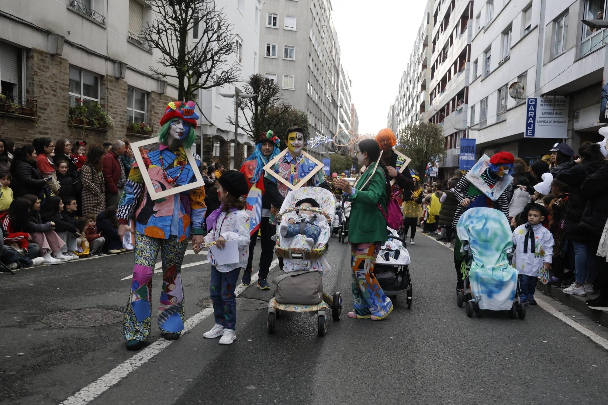 Santiago disfruta del tradicional desfile de martes de Entroido