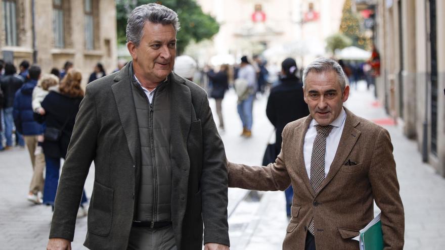 El portavoz Miguel Barrachina y el vicepresidente Vicente Martinez Mus, tras el último pleno del Consell que aprobó el segundo plan Simplifica.