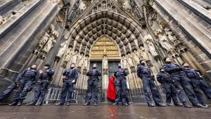 Despliegue de seguridad ante la catedral de Colonia en diciembre pasado, tras aparecer informaciones de un posible ataque de extremistas islámicos.
