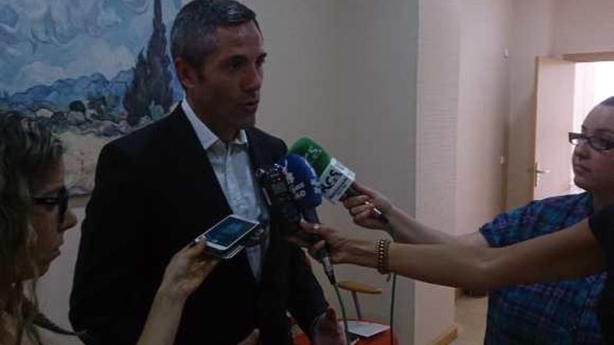 El alcalde de Mijas, Juan Carlos Maldonado, atiende a los medios de comunicación.