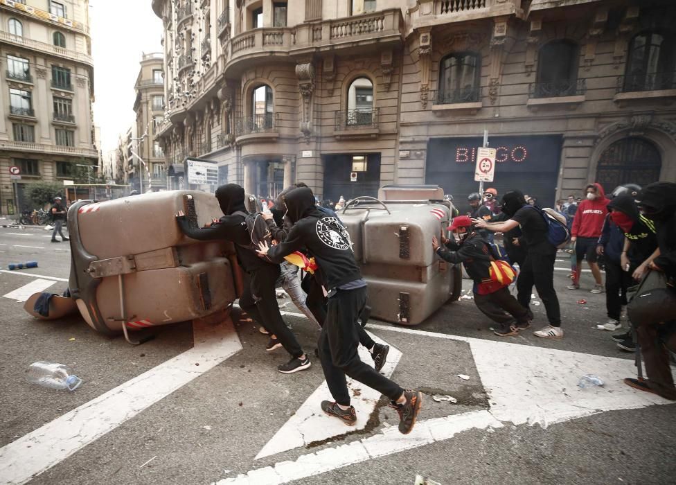 Forts aldarulls i enfrontaments entre manifestants i Policia Nacional a Via Laietana