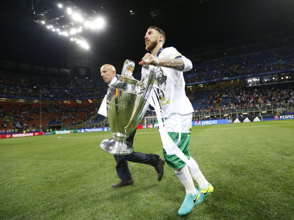 Los jugadores del Real Madrid celebran el título