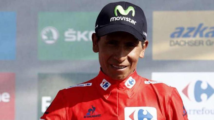 Nairo Quintana celebra su maillot rojo de nuevo líder de La Vuelta.