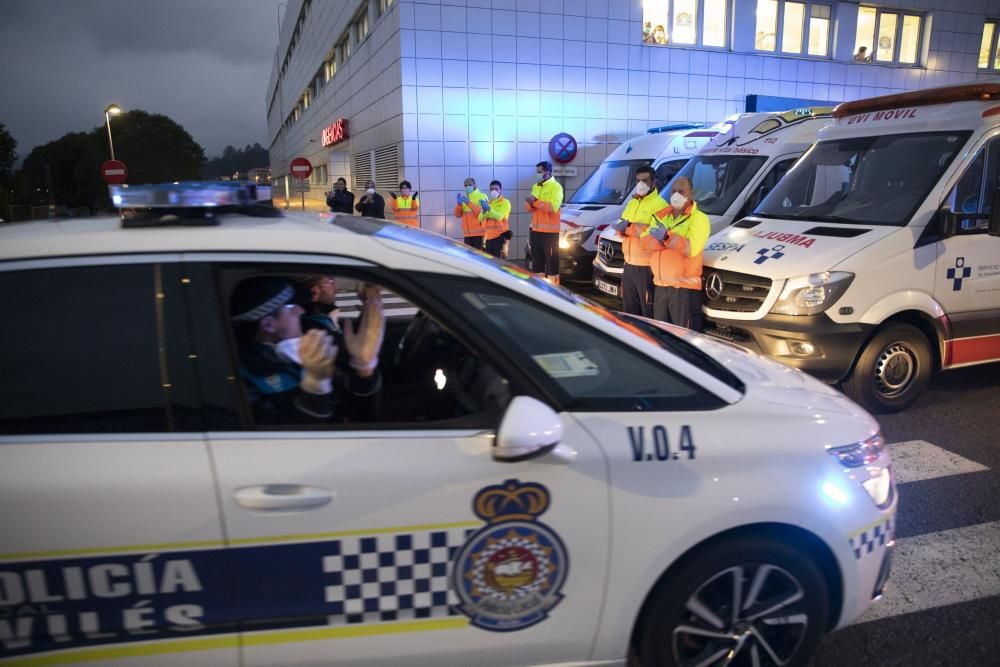 Homenaje de la Policía al personal sanitario en el