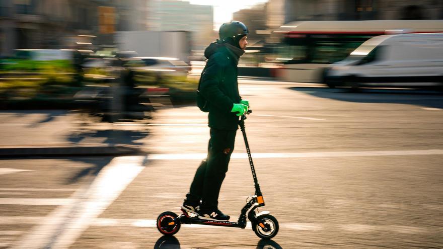 Imagen de archivo de una persona en un patinete por las calles de Barcelona. EFE/Enric Fontcuberta