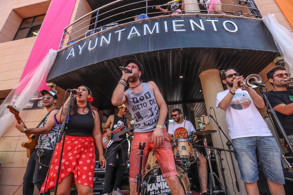 Los catralenses y muchos vecinos de la Vega Baja estallan en alegría y fiesta para iniciar las celebraciones de San Juan con el chupinazo