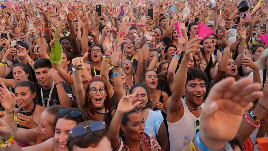 Imagen de las miles de personas que siguieron uno de los conciertos de la edición del Arenal Sound del 2022.