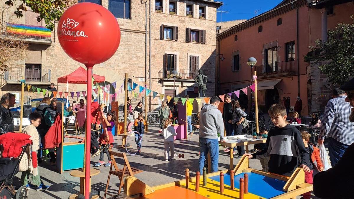 La Festa dels Drets dels Infants omple la plaça Gran de Santpedor de jocs i diversió