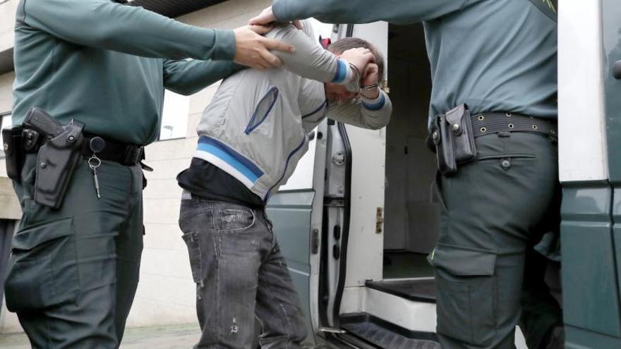 Un investigado, tras su comparecencia en el juzgado vigués. | // J. LORES