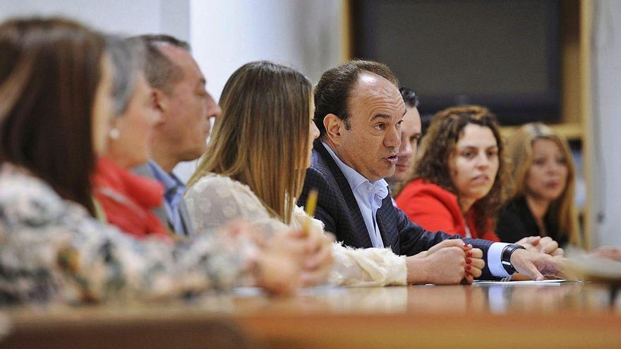 José Crespo y miembros de su gobierno, durante una rueda de prensa para hacer balance de su gestión.