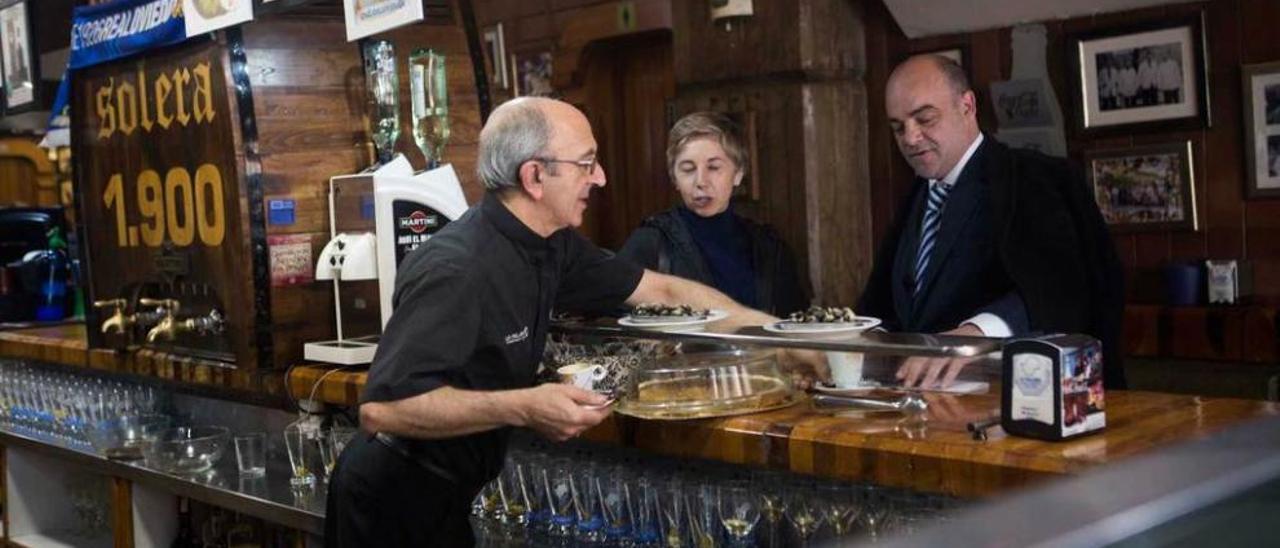 Vicente Díaz atiende al abogado Fernando de Barutell y a la comerciante Patricia González en La Paloma.