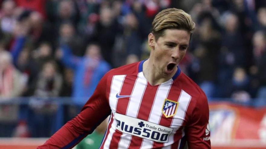 Torres celebra su gol número cien con la camiseta del Atlético.