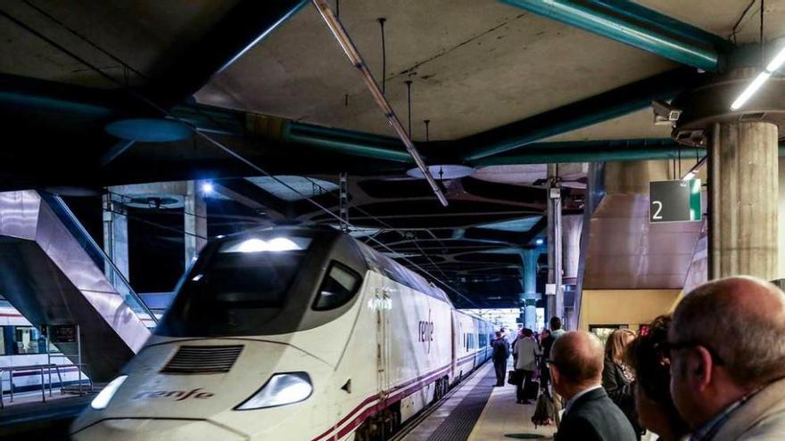 Un Alvia en la estación de tren de Oviedo.