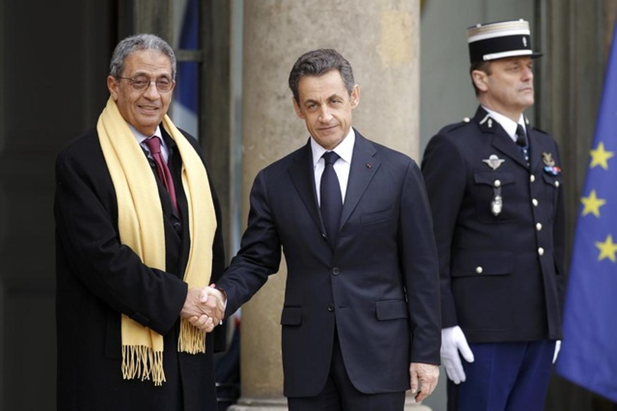 El secretario general de la Liga Árabe, Amr Moussa (izquierda), saluda al presidente francés, Nicolas Sarkozy, el sábado en París.
