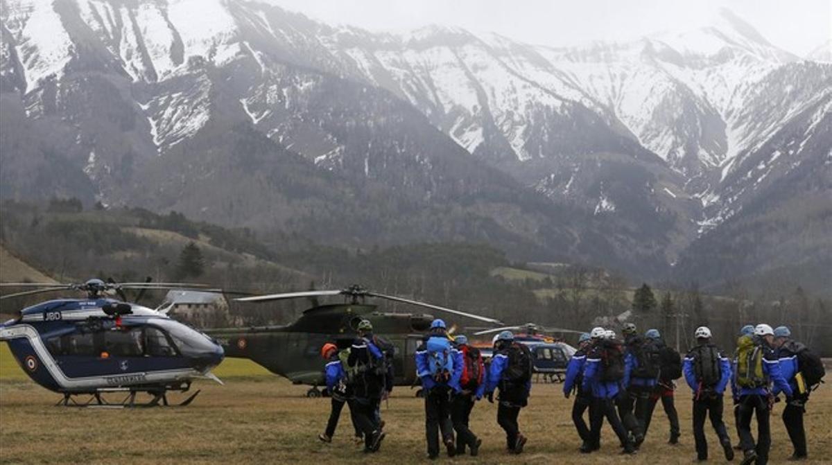 Policies i agents de la Gendarmeria alpina es disposen a pujar a helicòpters per seguir amb les tasques de rescat, a prop de Seynes-les-Alps, aquest dimarts.