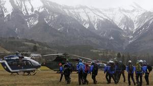 Policies i agents de la Gendarmeria alpina es disposen a pujar a helicòpters per seguir amb les tasques de rescat, a prop de Seynes-les-Alps, aquest dimarts.