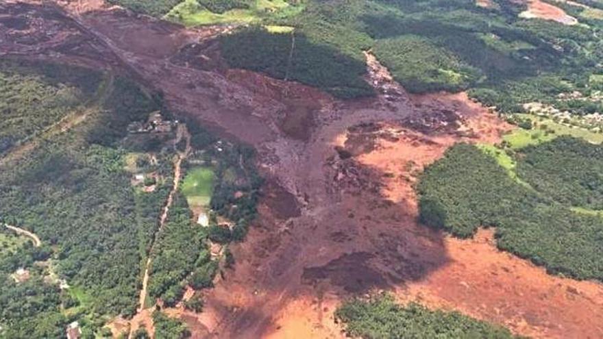 Vistà aèria de la zona devastada pel fang i per l&#039;aigua per causa del trencament de la resclosa d&#039;una mina de ferro.