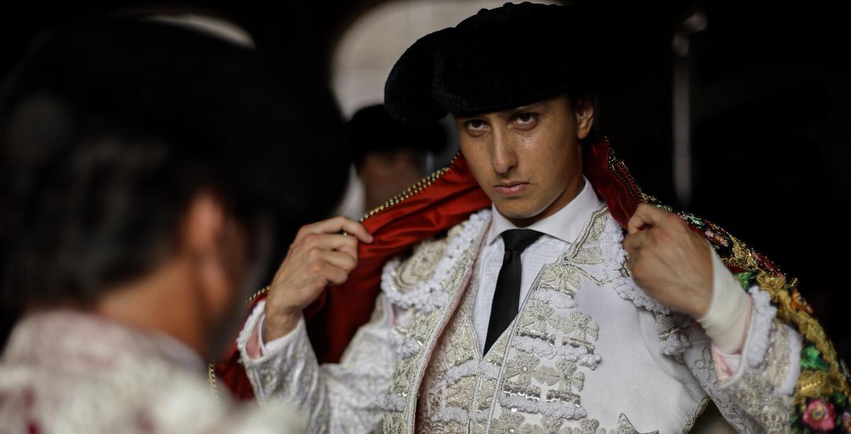 Roca Rey, antes de hacer el paseíllo en una corrida de toros de la Feria de Julio