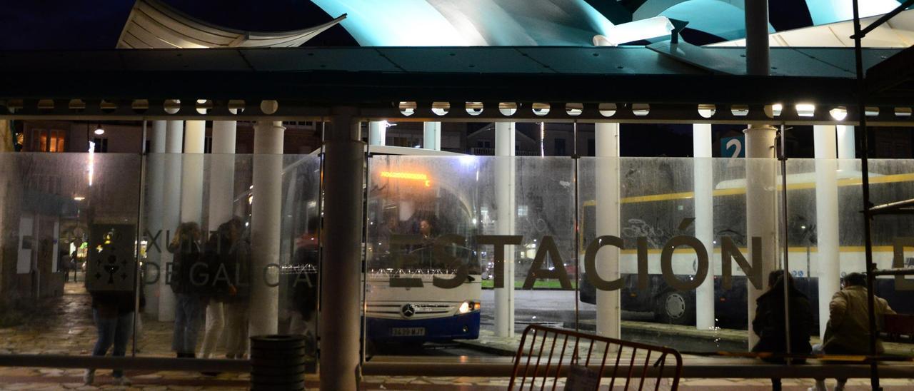 La estación de autobuses de Cangas, a última hora de la tarde de ayer.