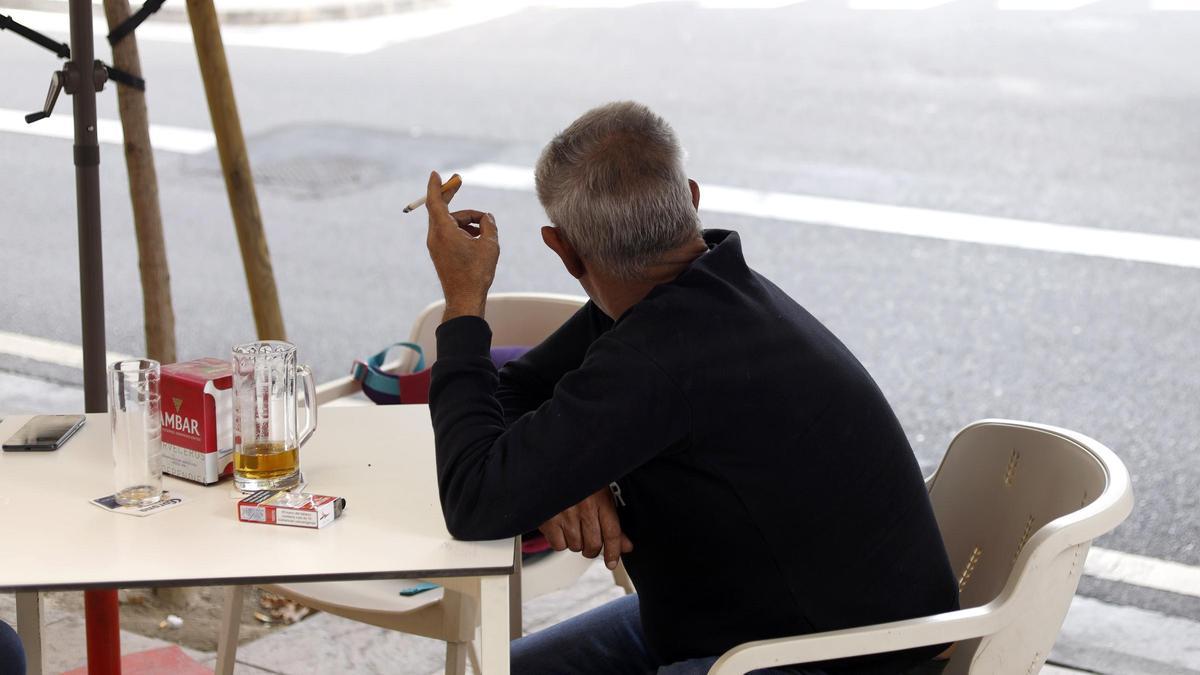 Un hombre fumando en una terraza de un bar en Zaragoza, esta semana.