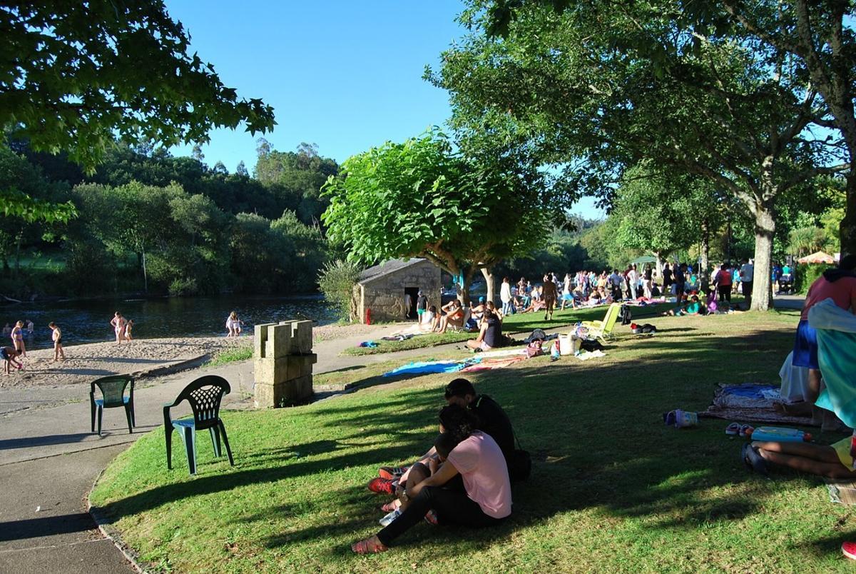 Playa fluvial de Tapia, en Ames, una de las más concurridas de la comarca