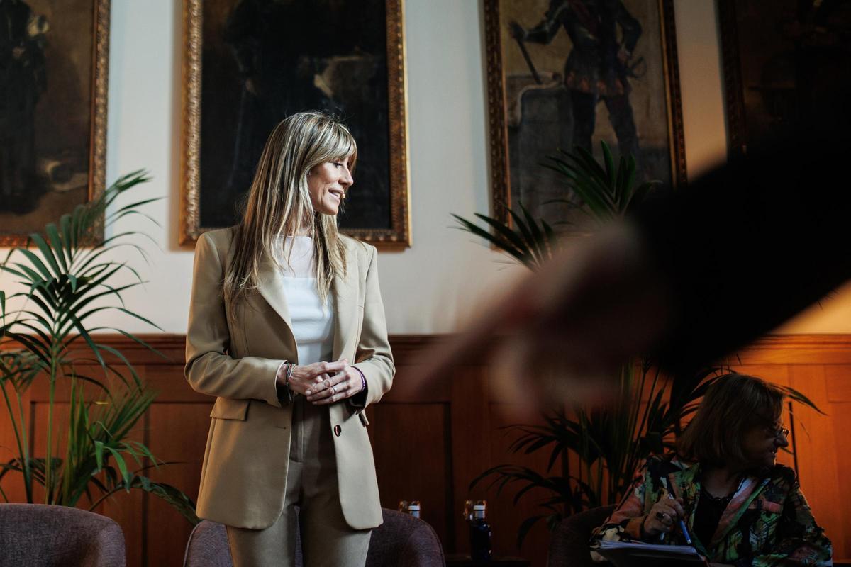 La esposa del presidente del Gobierno, Begoña Gómez, interviene en la mesa redonda 'La igualdad no puede esperar', en el Ateneo de Madrid, a 10 de marzo de 2023, en Madrid (España).