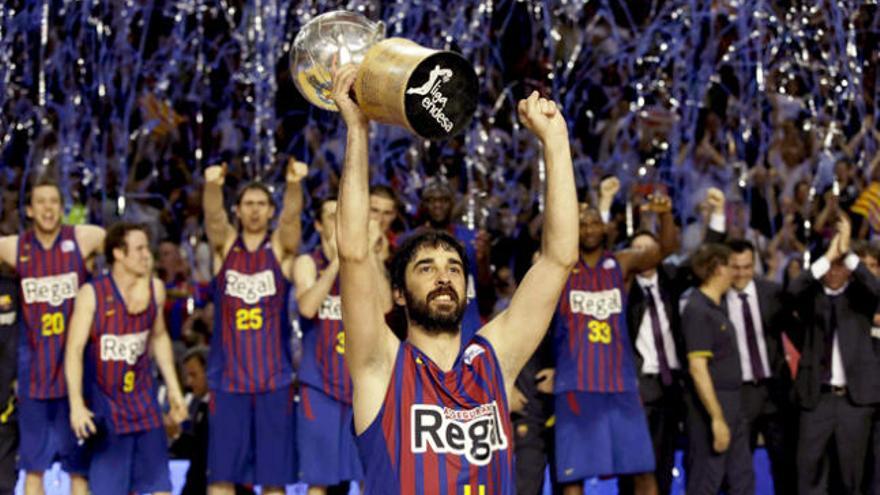 Juan Carlos Navarro levanta la copa de campeón.