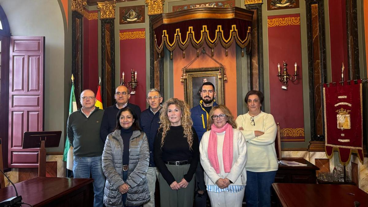 La alcaldesa de Trujillo, Inés Rubio, junto a los dos tenientes de alcalde y representantes sindicales.