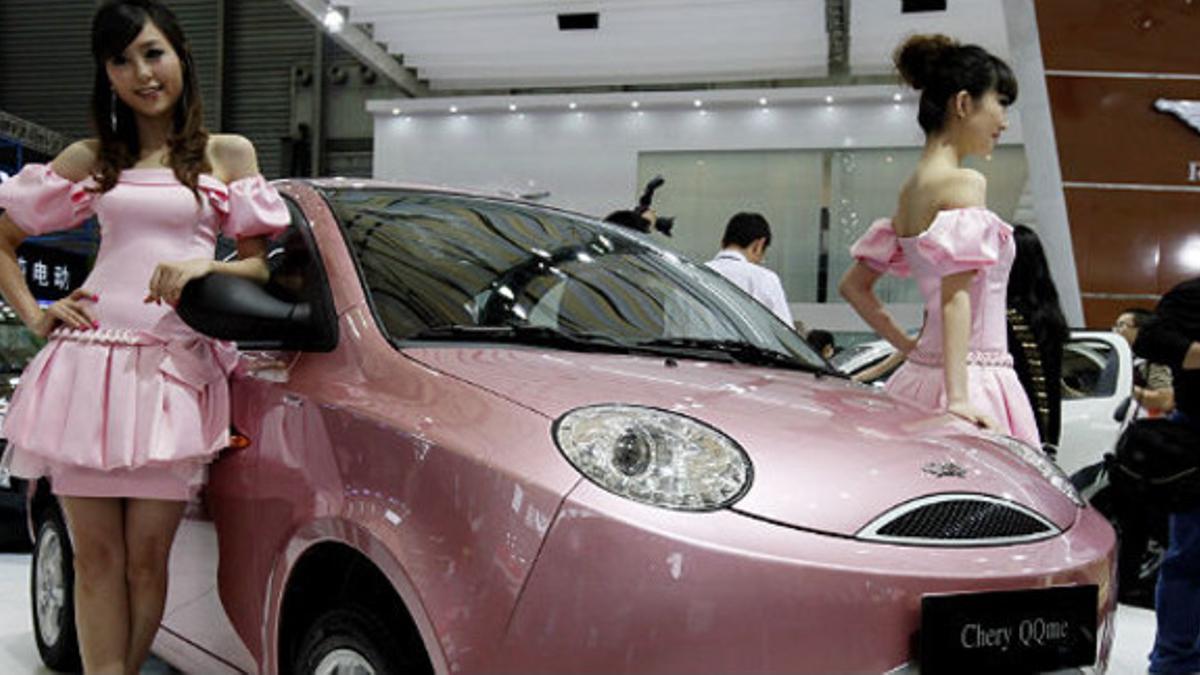 Dos chicas junto al vehículo chino Chery, en el salón de Shanghái del 2009.