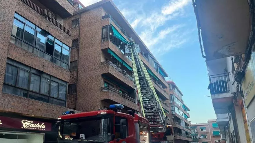 Vídeo | Intervención de los bomberos en la calle Badalona de Cáceres