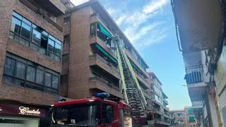 Los bomberos intervienen en pleno centro de Cáceres entre el susto de los vecinos de la calle Badalona