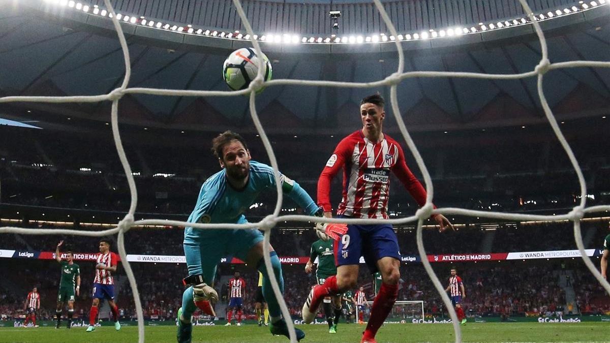 Torres supera a Dani en la jugada en que Mandi sacó el balón sobre la línea de gol