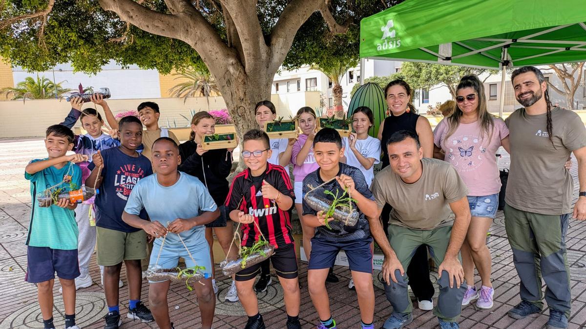 La concejala de Parques y Jardines, Gemma Martínez, con los participantes del taller.