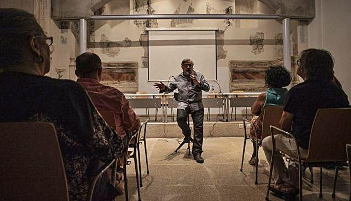 El escritor Félix G. Modroño ayer en el salón de actos de la Biblioteca Pública del Estado.