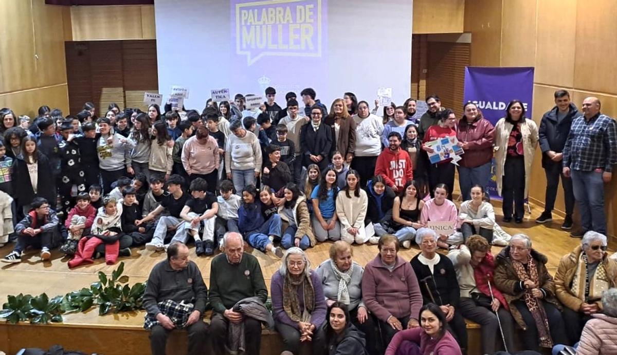Participantes en el acto institucional del Día Internacional da Muller en Redondela.