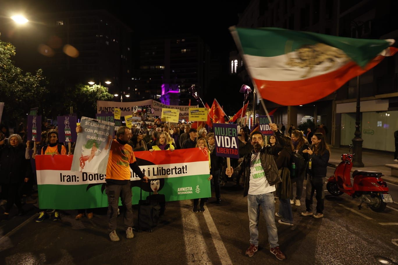 València se tiñe de morado en la lucha contra la violencia machista