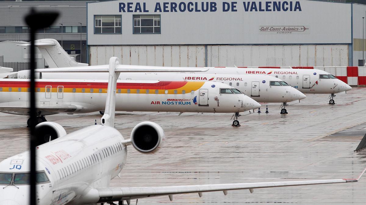 Aviones de Air Nostrum estacionados en el aeropuerto de Valencia.