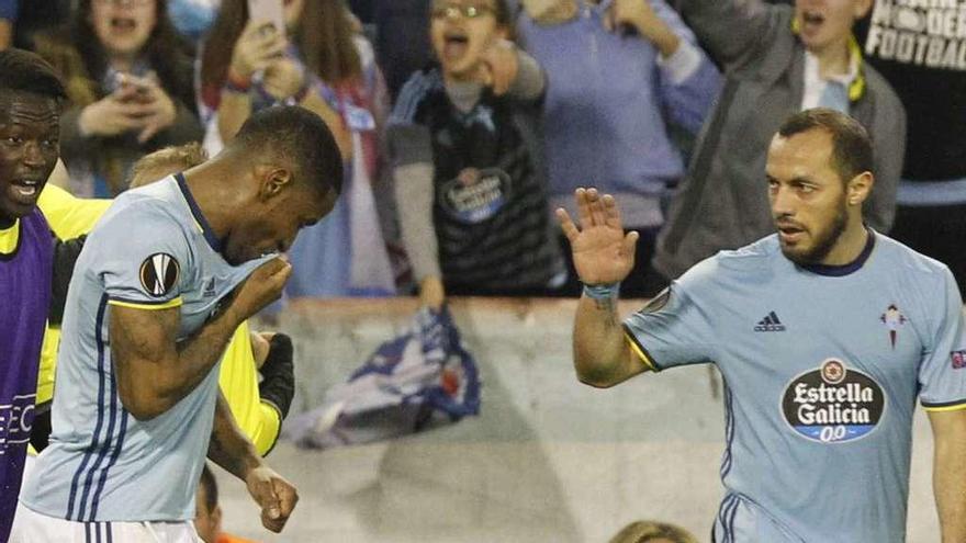 Beauvue se besa el escudo de la camiseta tras marcar mientras es felicitado por Marcelo. // R. Grobas